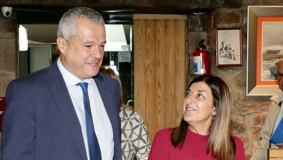 La presidenta de Cantabria, Mar&iacute;a Jos&eacute; S&aacute;enz de Buruaga, con el nuevo presidente de la FEMP, Javier Camino