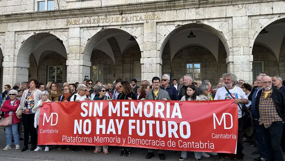 Concentraci&oacute;n frente al Parlamento para defender la Ley de Memoria Hist&oacute;rica y Democr&aacute;tica