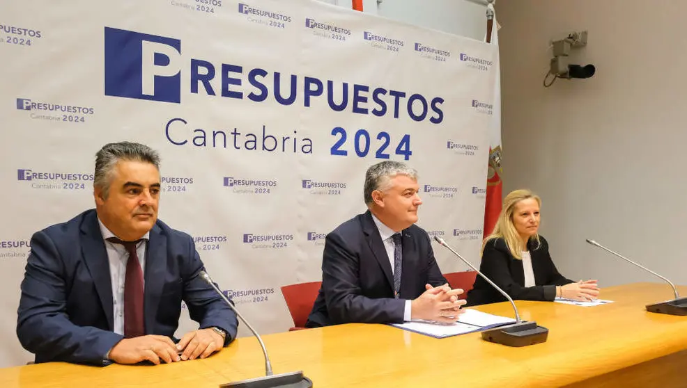 El consejero de Econom&iacute;a, Hacienda y Fondos Europeos, Luis &Aacute;ngel Ag&uuml;eros, registra y presenta en el Parlamento el proyecto de Ley de Presupuestos Generales de Cantabria para 2024