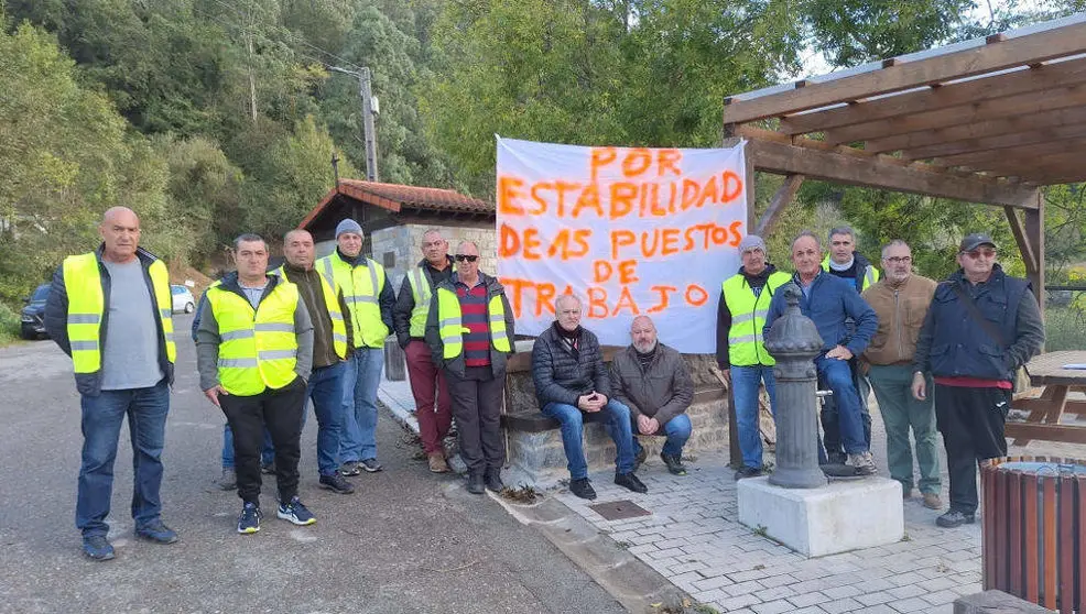 Trabajadores en hulega en la cantera de Solvay