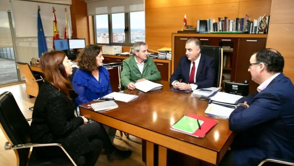 El consejero de Fomento, Roberto Media, en la reuni&oacute;n mantenida con el alcaldes de Suances, , Andr&eacute;s Ruiz Moya.