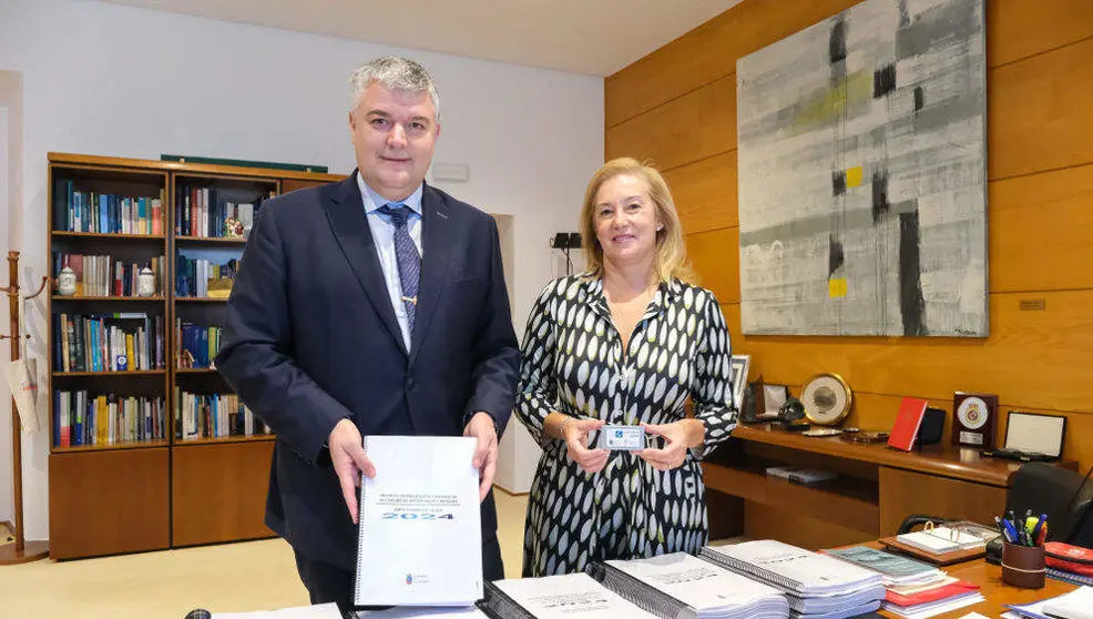 El consejero de Econom&iacute;a, Hacienda y Fondos Europeos, Luis &Aacute;ngel Ag&uuml;eros, y la presidenta del Parlamento regional, Mar&iacute;a Jos&eacute; Gonz&aacute;lez Revuelta, con el proyecto de Ley de Presupuestos Generales de Cantabria para 2024