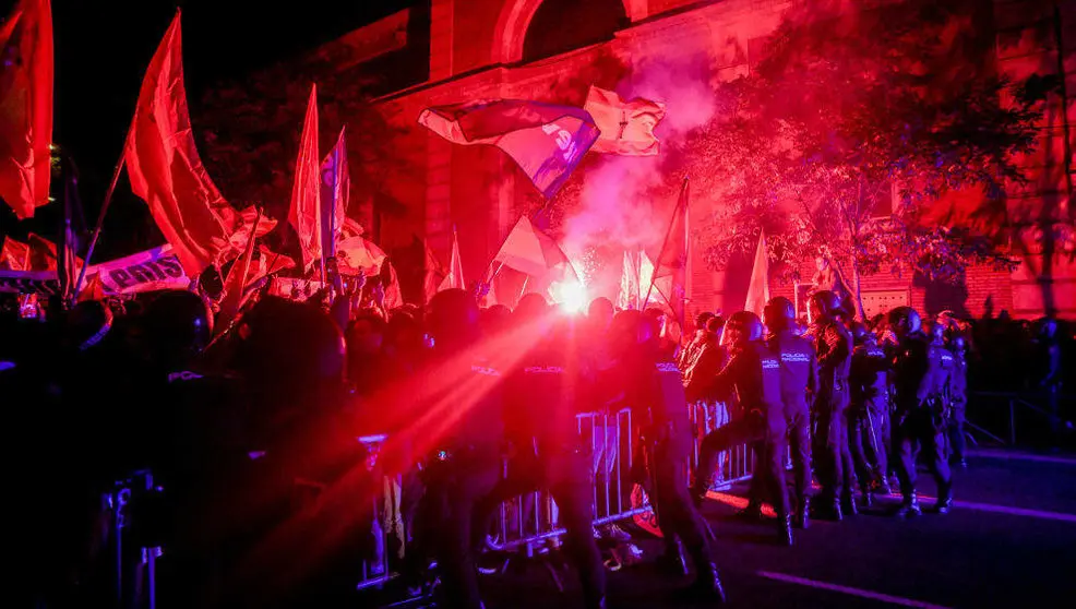 Varias personas durante una concentraci&oacute;n en contra de la amnist&iacute;a, frente a la sede del PSOE en la calle Ferraz