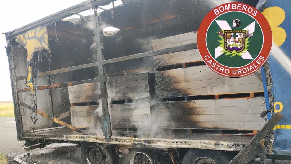 Cami&oacute;n incendiado en la A-8