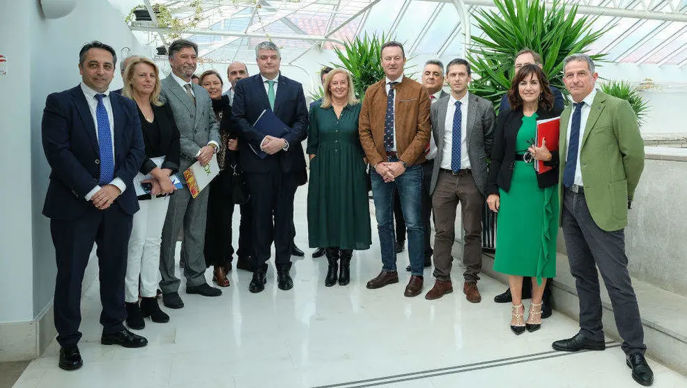 El consejero de Econom&iacute;a, Hacienda y Fondos Europeos, Luis &Aacute;ngel Ag&uuml;eros, y los integrantes de la comisi&oacute;n parlamentaria en la que ha informado de los Presupuestos Generales de Cantabria para 2024