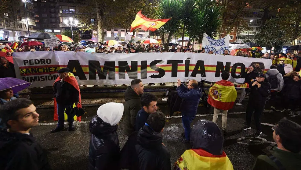 Concentraci&oacute;n contra la amnist&iacute;a en Santander, frente a la sede del PSOE