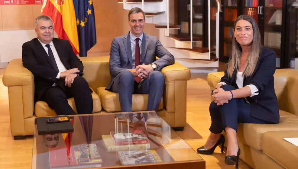 El secretario de Organizaci&oacute;n del Partido Socialista, Santos Cerd&aacute;n y el presidente del Gobierno en funciones, Pedro S&aacute;nchez, reciben a la diputada de Junts, Miriam Nogueras, durante su ronda de contactos