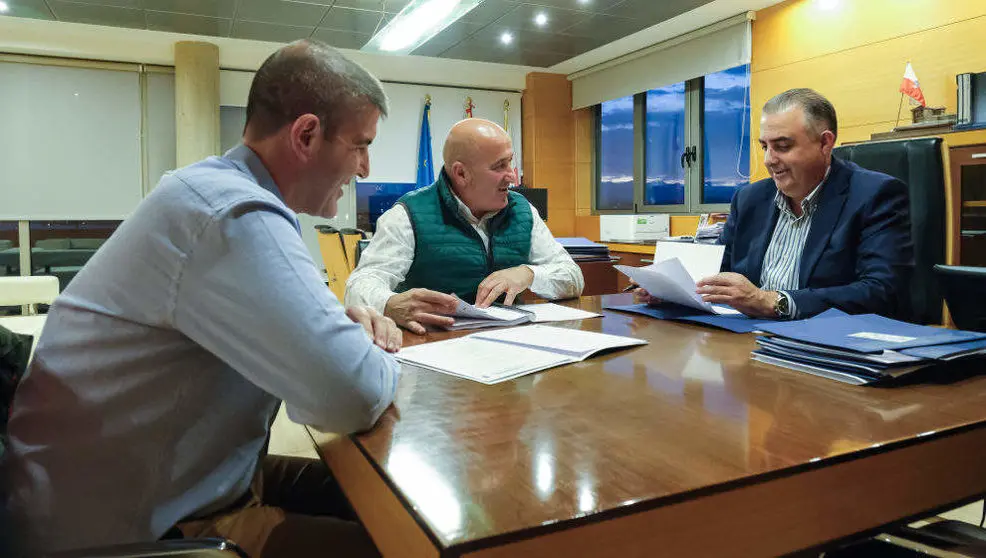 El consejero de Fomento, Ordenaci&oacute;n del Territorio y Medio Ambiente, Roberto Media, recibe al alcalde de Cartes, Agust&iacute;n Molleda