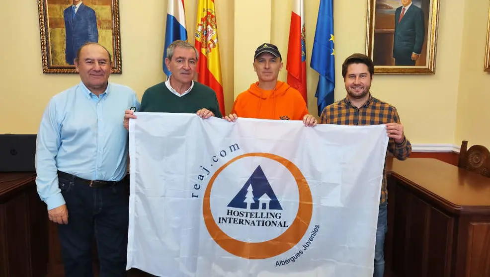 El alcalde de Suances, Andr&eacute;s Ruiz Moya; el concejal de Turismo, Jos&eacute; Luis Plaza, y el edil de Infancia y Juventud, Fran Gasc&oacute;n, con el gerente del Albergue Paradiso, Miguel &Aacute;ngel Massee