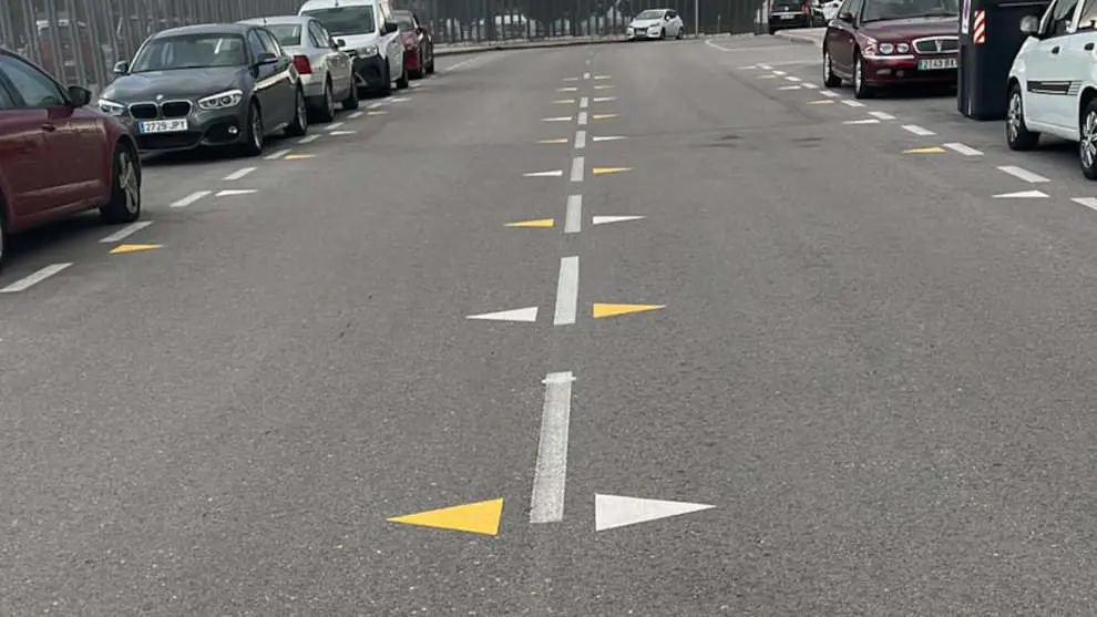 Tri&aacute;ngulos en una zona escolar | Foto- AMPA IES Blanca Fern&aacute;ndez Ochoa, Madrid (Twitter)