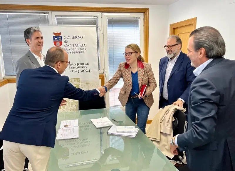Reuni&oacute;n consejera de Turismo, Cultura y Deporte con representantes de C&aacute;mara Torrelavega