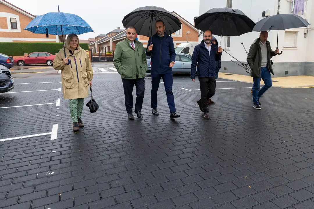El consejero de Fomento, Roberto Media, visita la remodelaci&oacute;n del Barrio Insa junto al alcalde de Torrelavega y al concejal de Obras, Javier L&oacute;pez Estrada y Jos&eacute; Luis Urraca, respectivamente