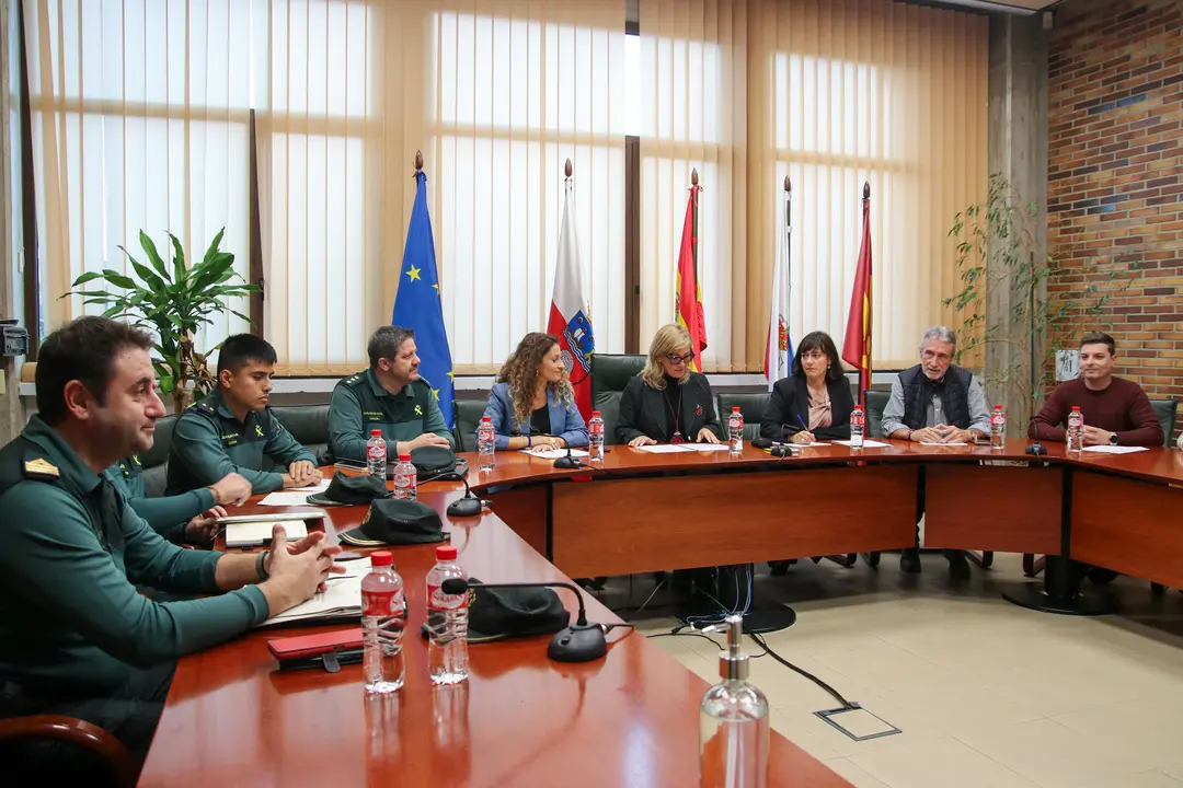 Reuni&oacute;n de la Comisi&oacute;n Local de Seguridad de Polanco celebrada bajo la presidencia de la delegada del Gobierno, Ainoa Qui&ntilde;ones, y la alcaldesa, Rosa D&iacute;az Fern&aacute;ndez