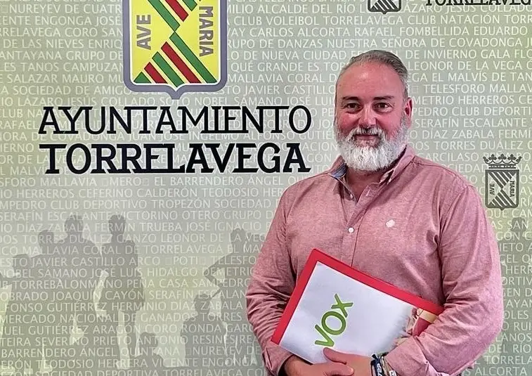 El portavoz de Vox Torrelavega, Roberto Garc&iacute;a Corona