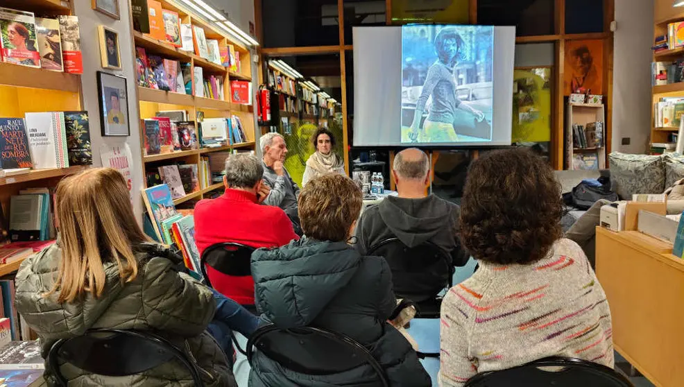 El escritor &Oacute;scar Losa, durante la presentaci&oacute;n en Torrelavega de su novela '&iquest;Qui&eacute;n mat&oacute; a Jackie O?' | Foto- edc