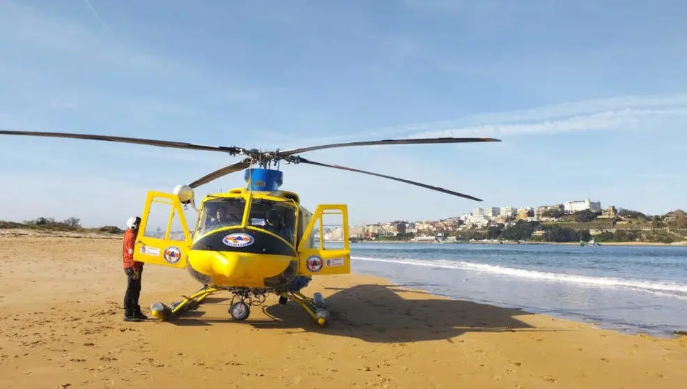 Helic&oacute;ptero en la playa del Puntal de Somo