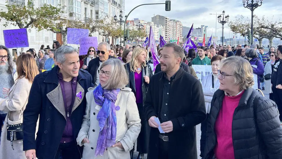 Miembros del PSOE en la manifestaci&oacute;n del 25N en Santander