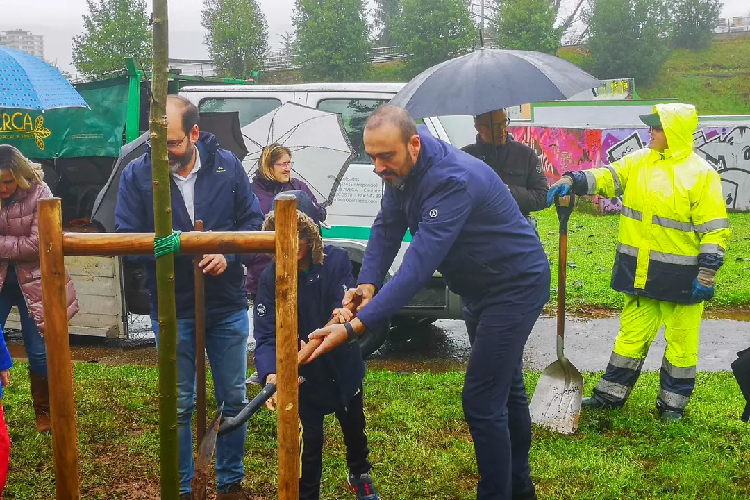 Plantaci&oacute;n de un &aacute;rbol en el d&iacute;a de 'Torrelavega Solidaria'
