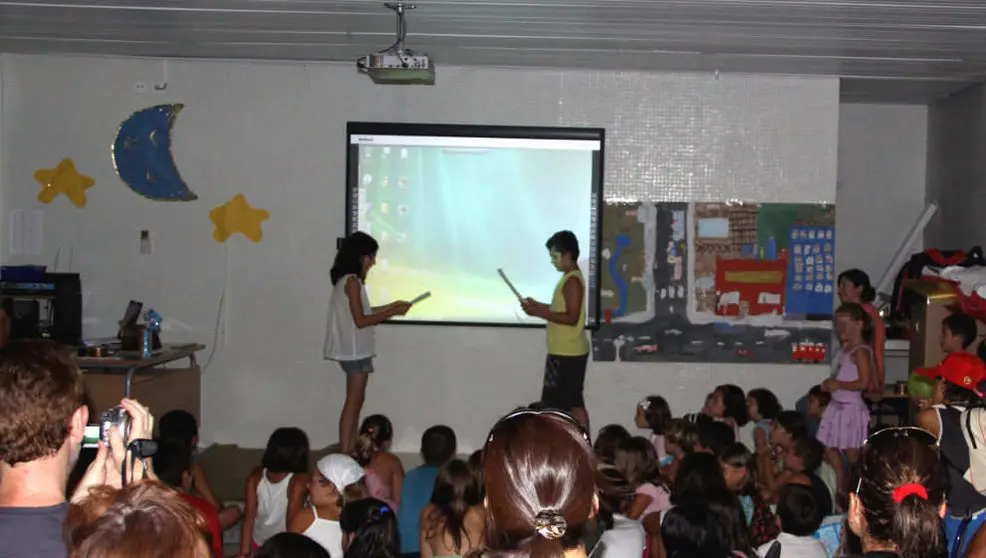 Ni&ntilde;os utilizando una pizarra digital en clase