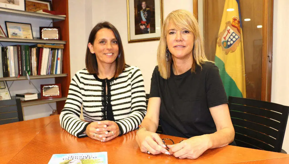  La alcaldesa de Santa Cruz de Bezana, Carmen P&eacute;rez Tejedor, y la concejala de Turismo, Agencia de Desarrollo Local y Asuntos Europeos, Manuela Bolado