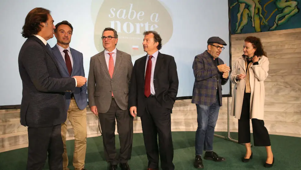 El consejero de Desarrollo Rural, Pablo Palencia, y otros asistentes a la presentaci&oacute;n de la marca 'Sabe a Norte'
