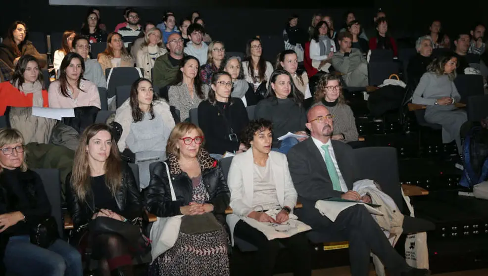 El consejero de Salud, C&eacute;sar Pascual (en la parte inferior de la foto, a la derecha), asiste a las III Jornadas de la Sociedad Cient&iacute;fica de Enfermer&iacute;a Comunitaria C&aacute;ntabra (SCECC)