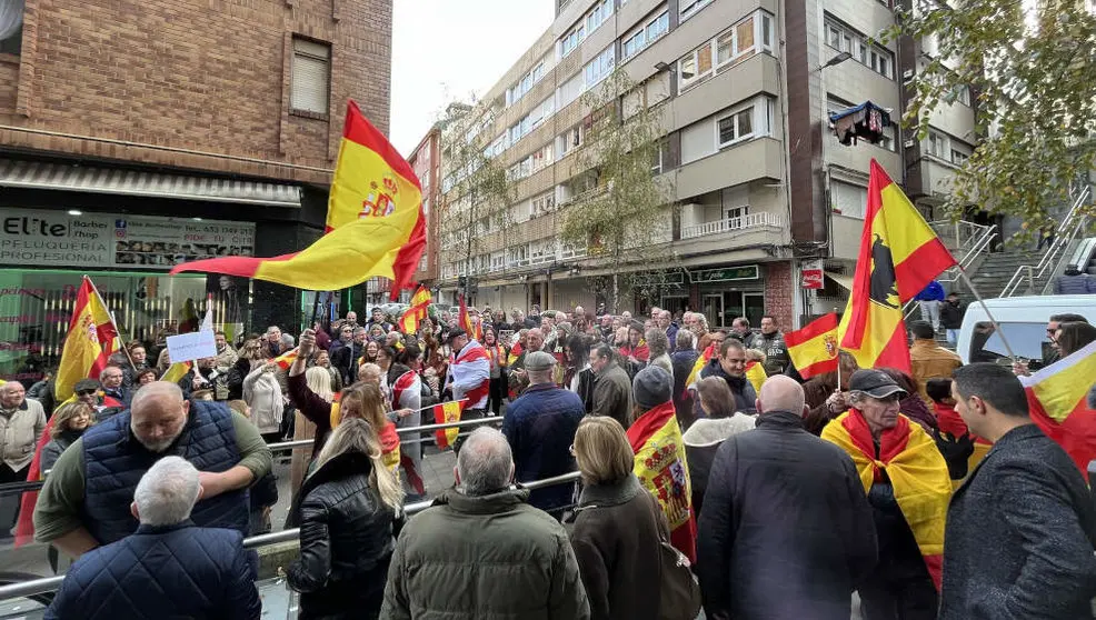Concentraci&oacute;n frente a la sede del PSOE en Santander