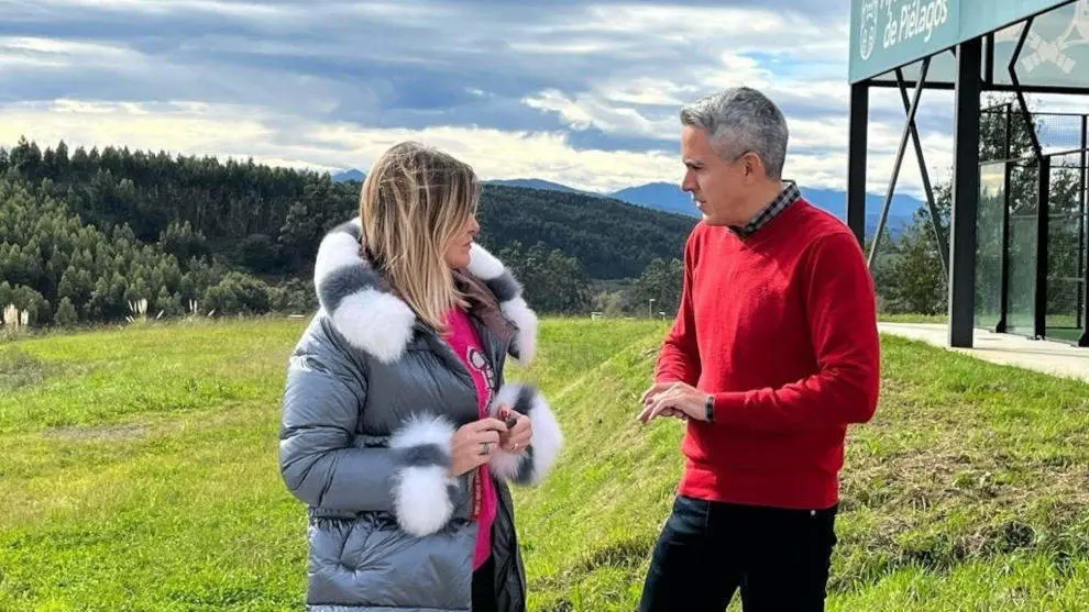 El secretario general del PSC-PSOE, Pablo Zuloaga, y la secretaria general del partido en Pi&eacute;lagos, Ver&oacute;nica Samperio