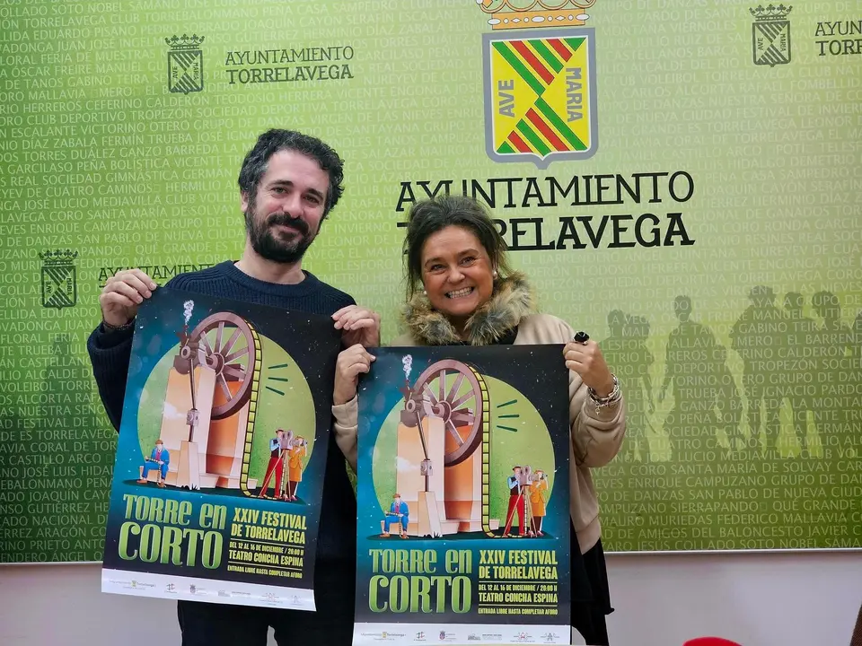 La concejala de Cultura, Esther V&eacute;lez, y Samuel Rodr&iacute;guez, en la presentaci&oacute;n del festival 'Torre en Corto'