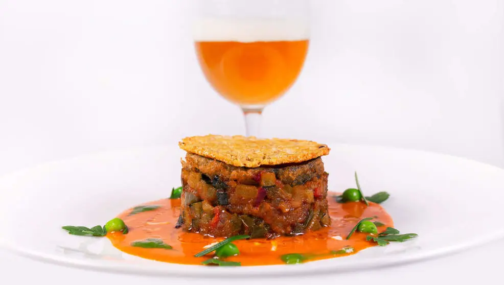 Milhojas de berenjena gratinada con pisto, uno de los platos de la gu&iacute;a 'Men&uacute;s Saludables de Cantabria'