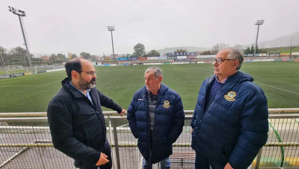 El concejal de Obras de Torrelavega, Jos&eacute; Luis Urraca, con directivos del Tropez&oacute;n en los campos de f&uacute;tbol de Santa Ana, en Tanos