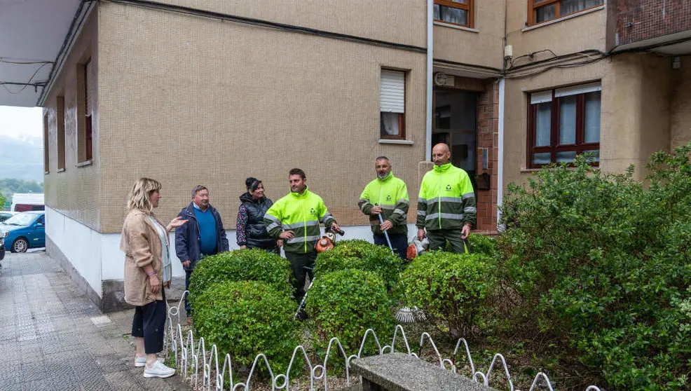La alcaldesa de Polanco, Rosa D&iacute;az, con trabajadores del servicio de mantenimiento de parques y jardines