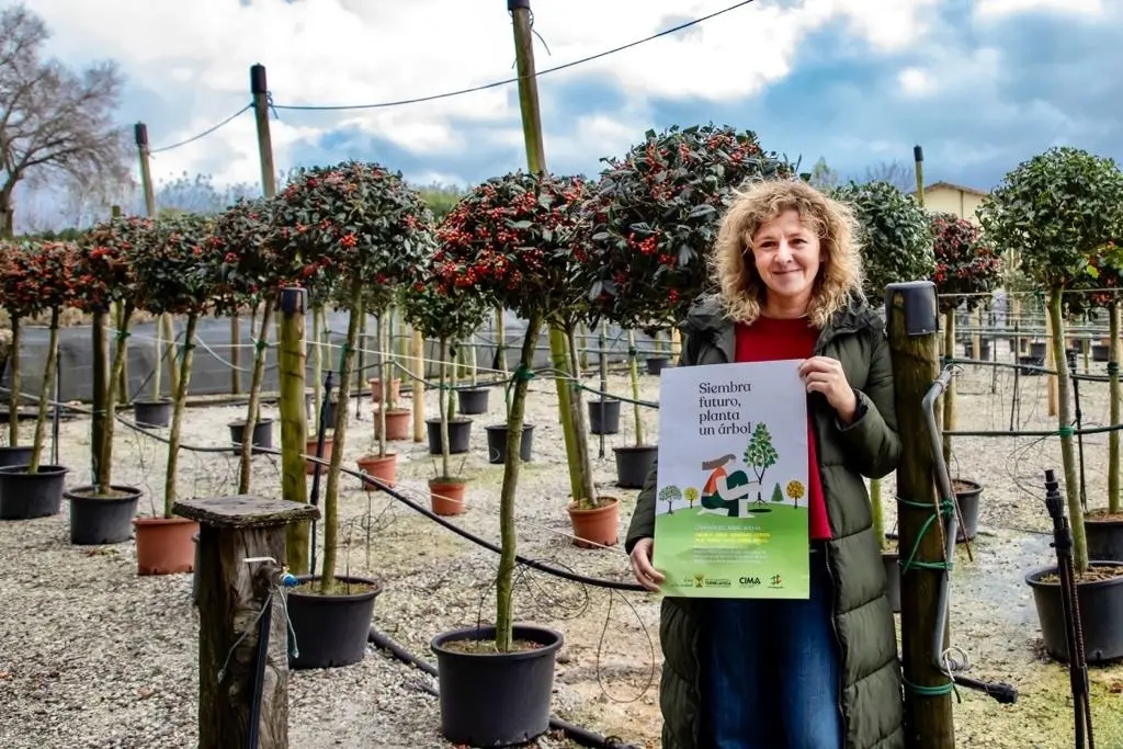 La concejala de Medio Ambiente de Torrelavega, Patricia Portilla, con el cartel de la nueva campa&ntilde;a del &aacute;rbol