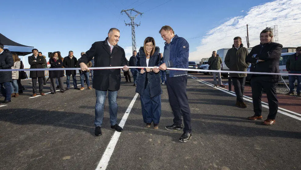 La presidenta del Gobierno de Cantabria, Mar&iacute;a Jos&eacute; S&aacute;enz de Buruaga, inaugura la carretera de acceso a La Florida por Labarces