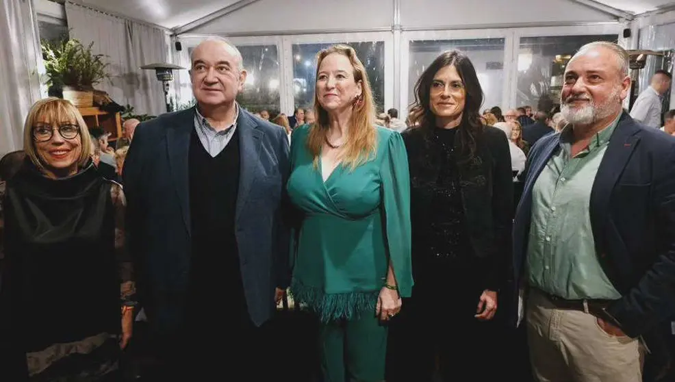 El presidente de Vox en Cantabria, Emilio del Valle, entre las diputadas Natividad P&eacute;rez y Leticia D&iacute;az, durante la cena de Navidad del partido | Foto- Facebook Grupo Parlamentario Vox