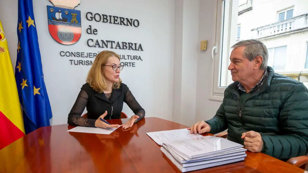 La consejera de Cultura, Turismo y Deporte, Eva Guillermina Fern&aacute;ndez, se re&uacute;ne con el alcalde de Suances