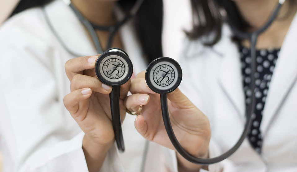 Un m&eacute;dico realiza una auscultaci&oacute;n