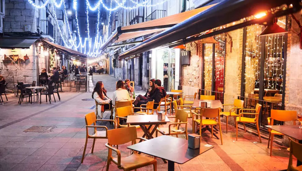 Gente en la zona de ocio de Santander