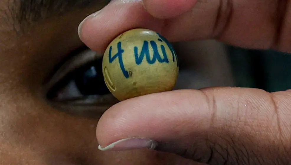  La bola del gordo durante los ensayos de los ni&ntilde;os de San Ildefonso del sorteo de Navidad 2023