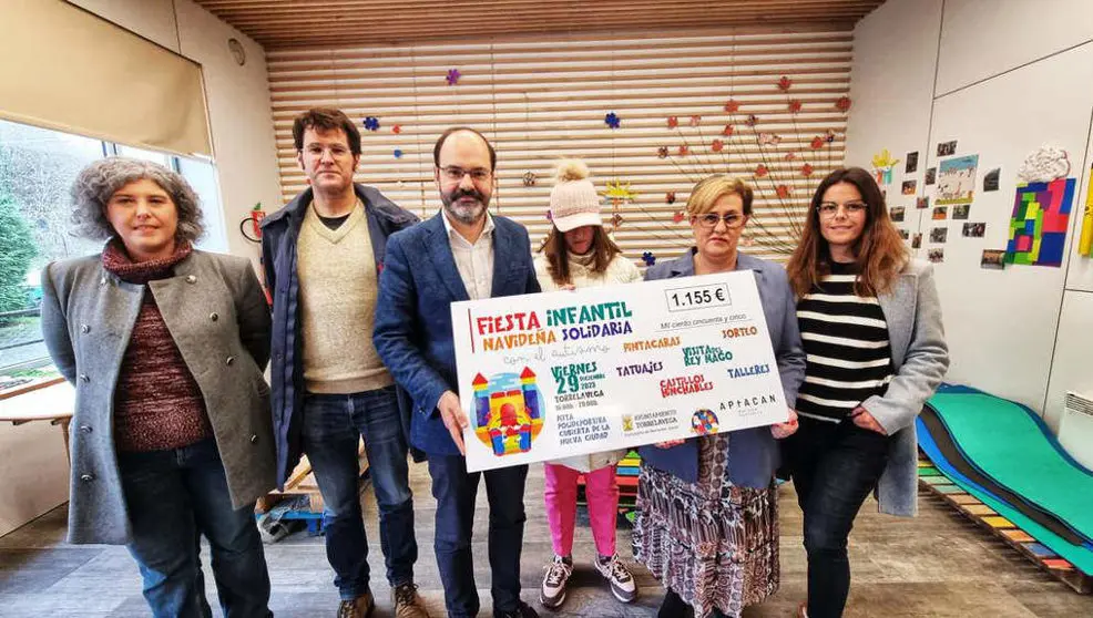 El primer teniente de Alcalde de Torrelavega, Jos&eacute; Luis Urraca, hace entrega a APTACAN del cheque solidario
