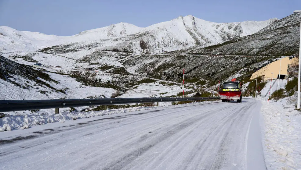 Una carretera nevada, en la estaci&oacute;n de esqu&iacute; y monta&ntilde;a de Alto Campoo