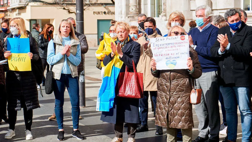 Varias personas con banderas de Ucrania