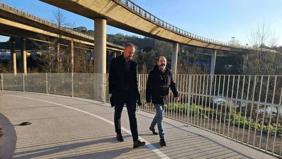 El alcalde, Javier L&oacute;pez Estrada, y el concejal de Obras, Jos&eacute; Luis Urraca, en la nueva rampa que une la pasarela sobre el Saja-Besaya con el parque de Las Tablas