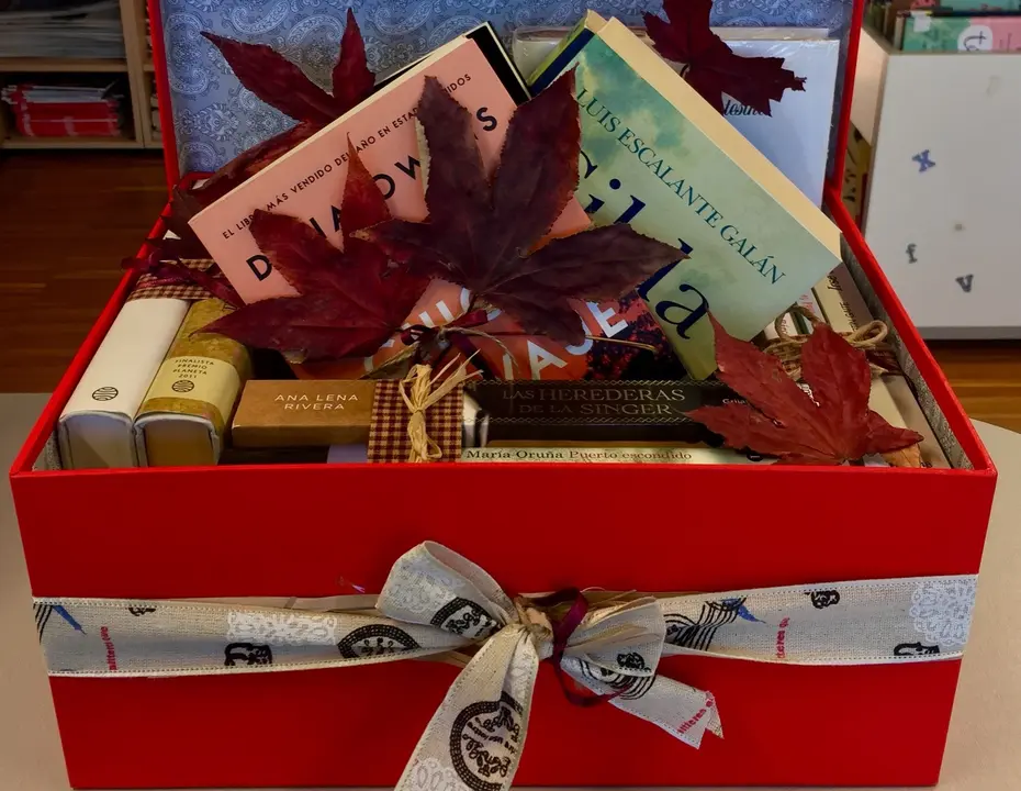 Cesta de libros sorteada por el Ayuntamiento de Pi&eacute;lagos