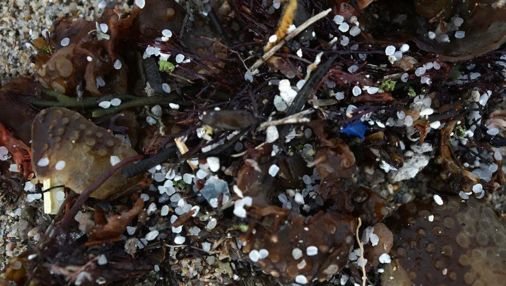 Pellets de pl&aacute;stico en una playa