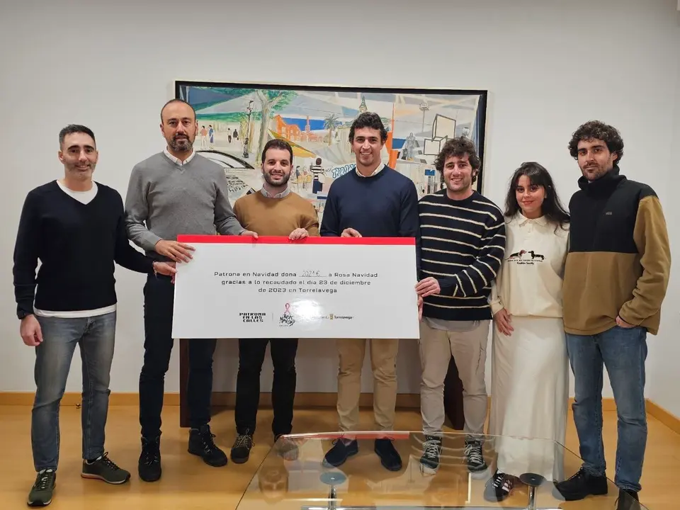 Entrega de la recaudaci&oacute;n solidaria del evento 'Patrona en Navidad' a la asociaci&oacute;n Rosa Navidad