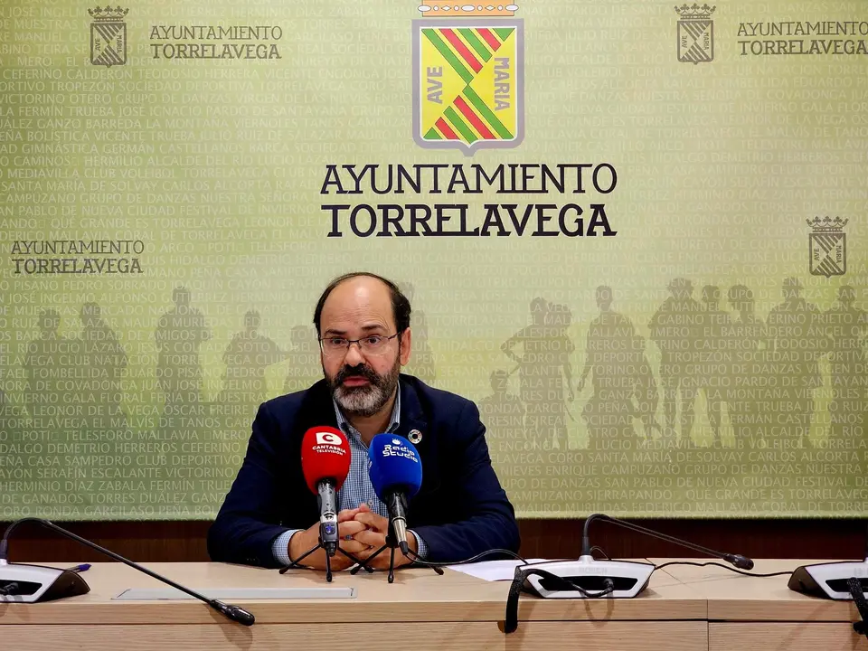 Rueda de prensa para presentar el proyecto de acondicionamiento de la calzada de la calle M&aacute;rtires