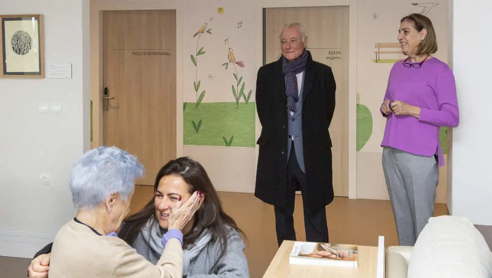 La consejera de Inclusi&oacute;n Social, Juventud, Familias e Igualdad, Bego&ntilde;a G&oacute;mez, visita la residencia San C&aacute;ndido