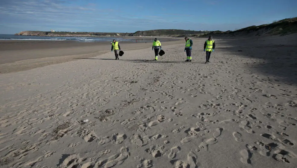 Limpieza de p&eacute;lets en una playa