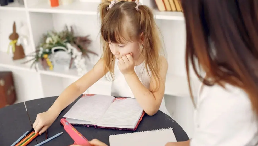 Una ni&ntilde;a haciendo los deberes